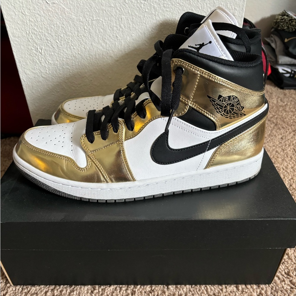 Jordan 1 Mid Team Gold, White, & Black (Colorado Buffaloes Issued). Worn 3 times